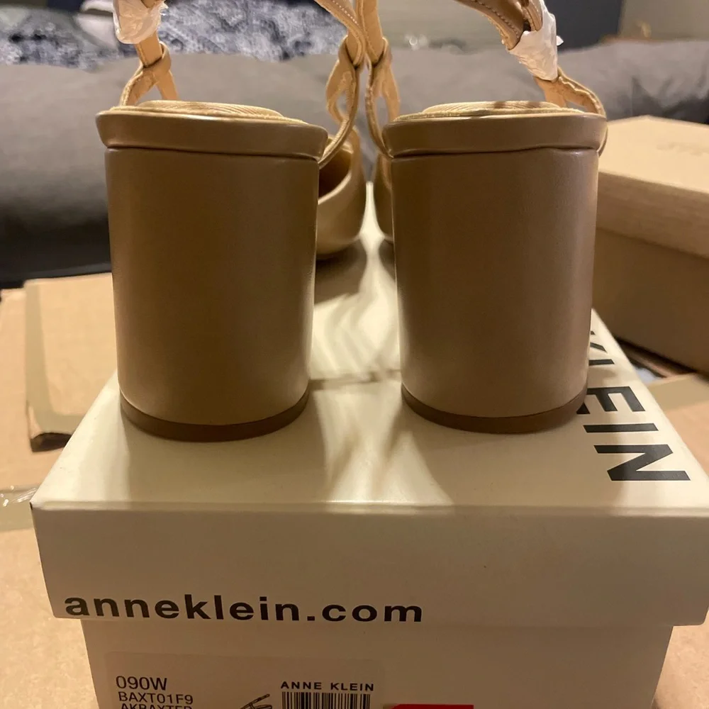 Elegant Tan and Black Slingback Heels - Picture 3 of 4